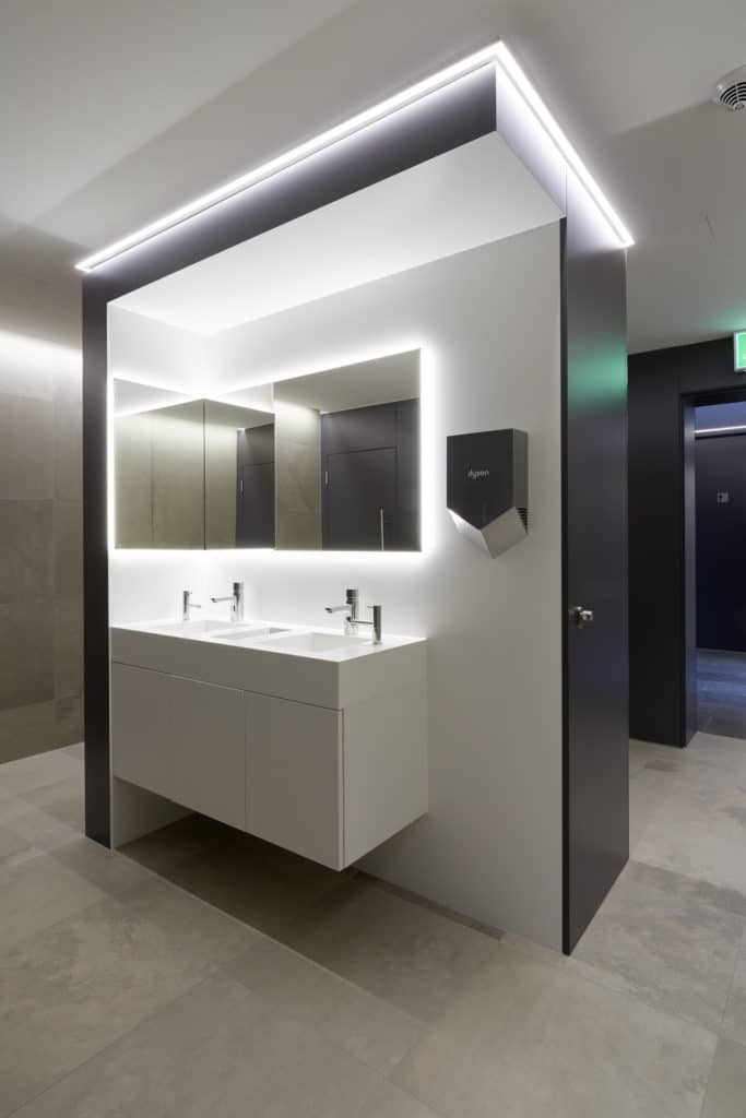 Lavabo d'une salle de bains réalisé sur mesure. En blanc et noir