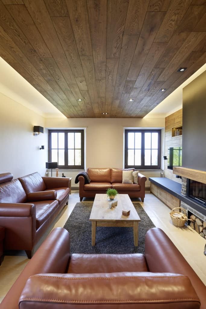 Wohnzimmer von innen. Fenster mit Holzrahmen