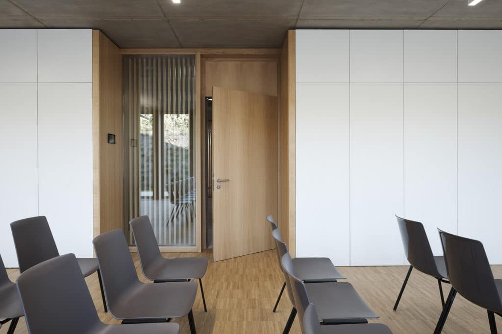 Geöffnete Innentür eines Konferenzraumes. Innentüren aus Holz