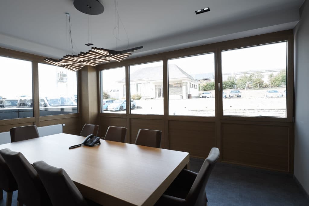 Konferenzraum. Fenster mit Holzrahmen.