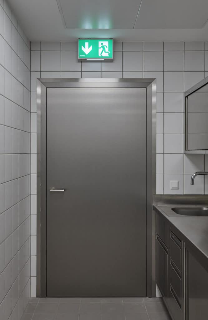 Eine Spezialtür in einer Arbeitsküche aus Stahl. Sondertüren