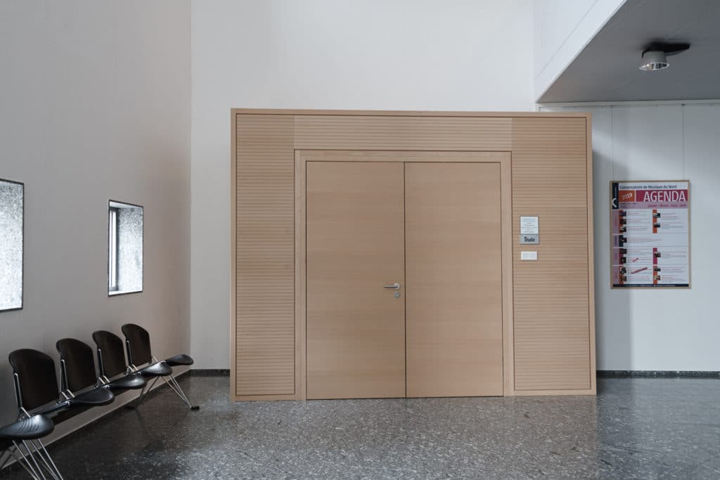 Spezialtür aus Holz. Doppeltür in einem großen Raum. Sondertüren