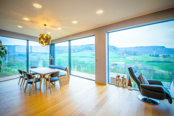 Essbereich, mit großen Fenstern aus Holz-Alu und Parkettboden.