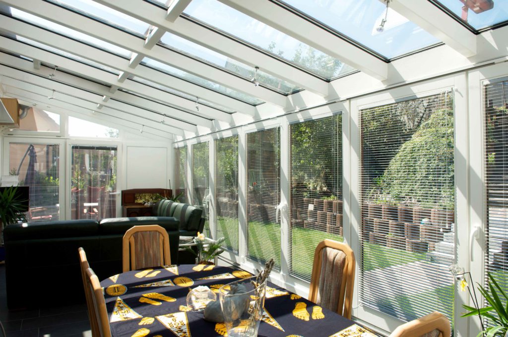 Wintergarten von innen. Weiße Fensterrahmen