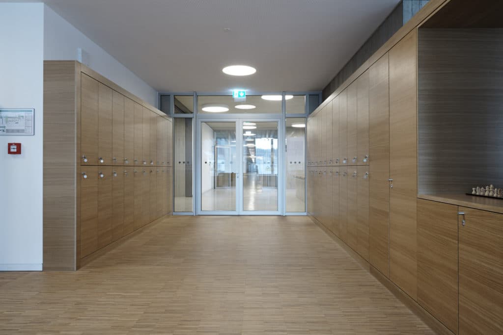 Sol en parquet et casiers en bois