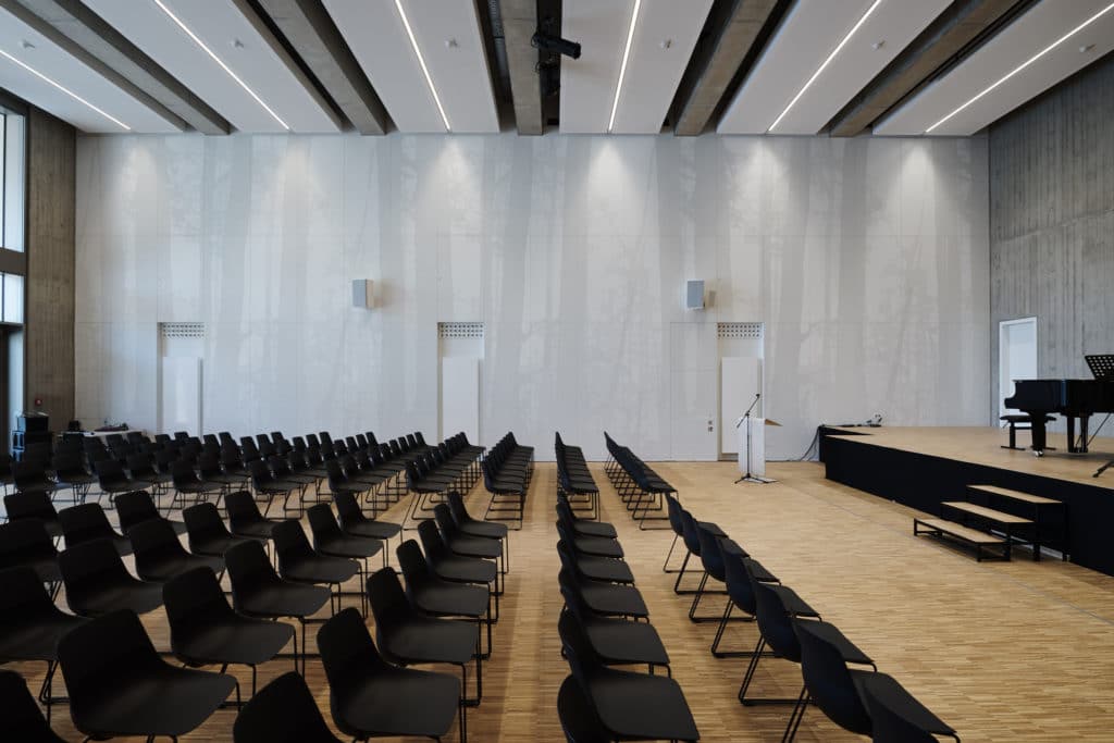 Parquet dans un grand amphithéâtre. Chaises noires