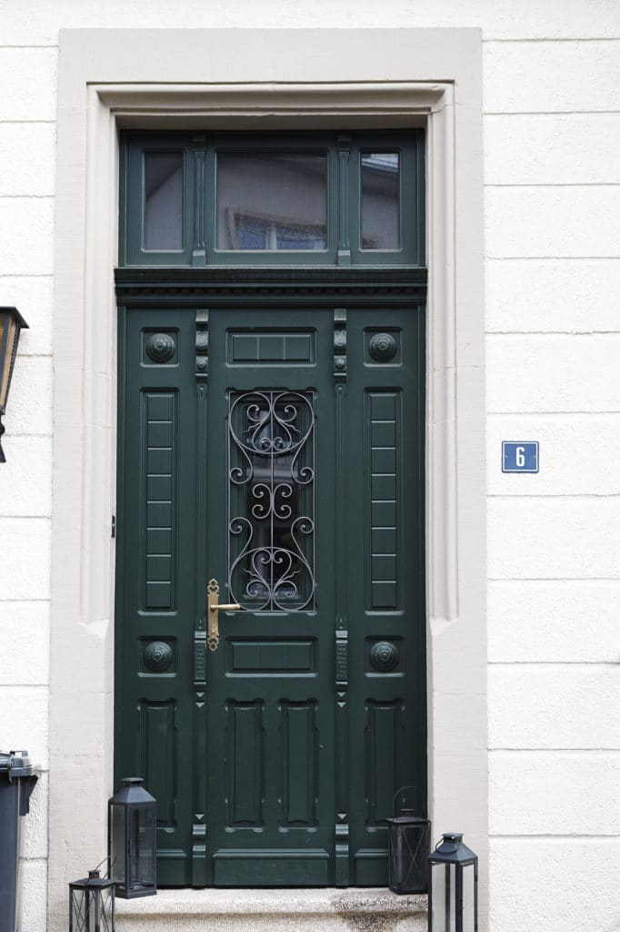 Haustür neu geschliffen und in dunkel grün lackiert.
