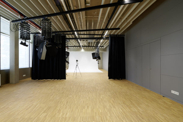Fotostudio mit Boden aus Parkett.