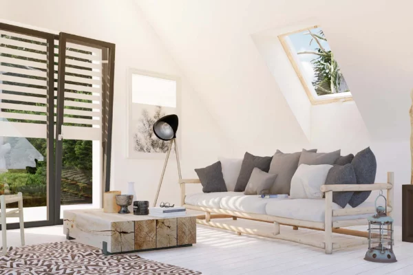 weißes modernes Wohnzimmer mit Holzmöbeln