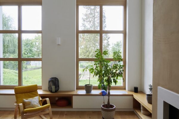 Wohnzimmer mit hohen Fenster. Rahmen aus Holz