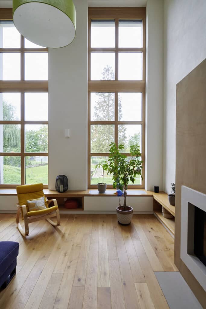 Wohnzimmer mit hohen Fenster. Rahmen aus Holz