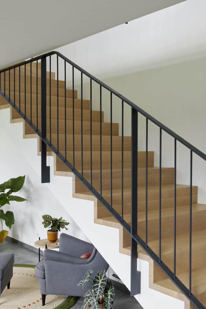 Escalier en chêne massif avec rampe en aluminium.