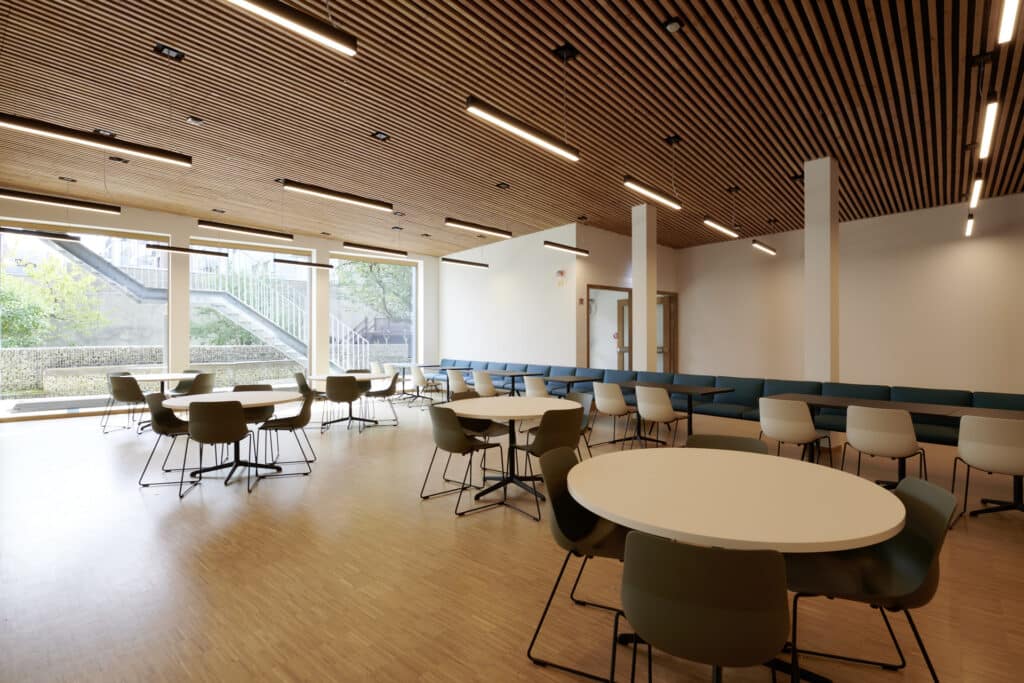 Vue d'ensemble de la salle de séjour de l'école Fieldgen.