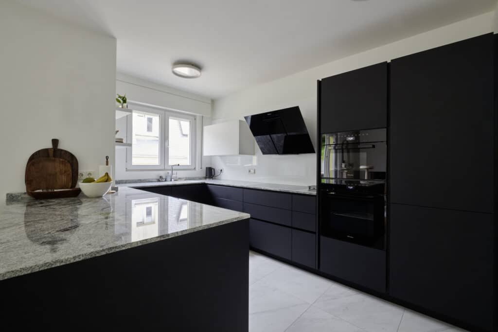 Cuisine noire avec plan de travail en granit