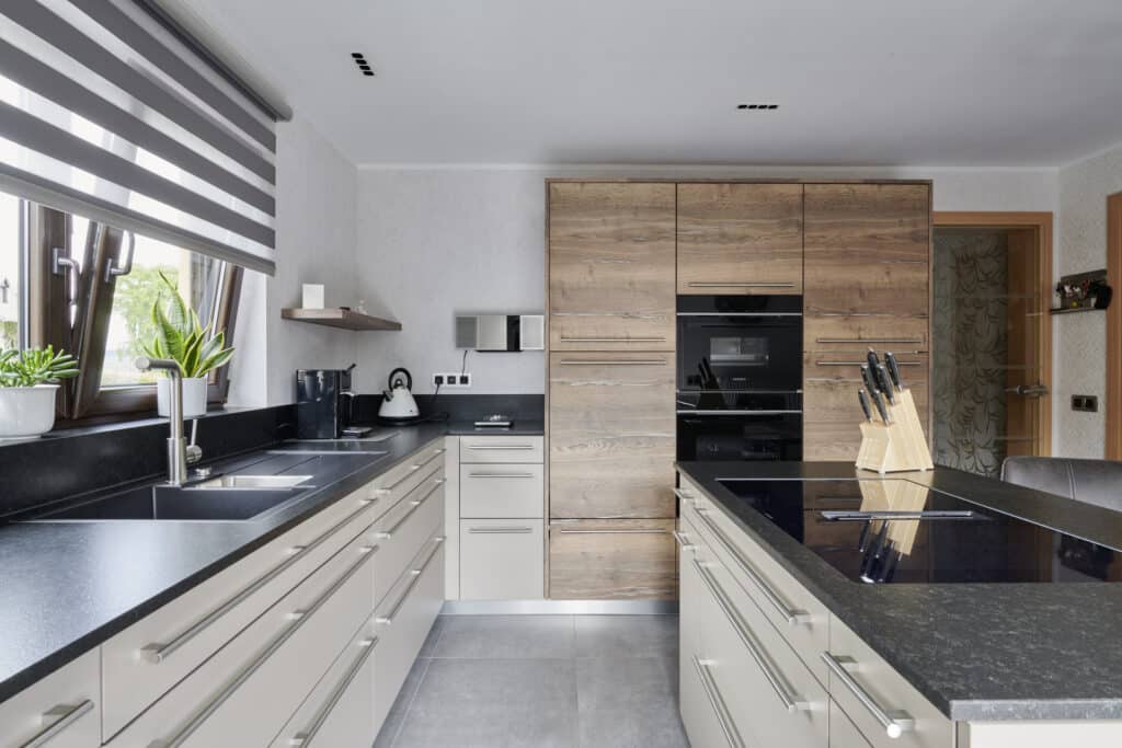 Cuisine lumineuse en bois avec hotte Bora.