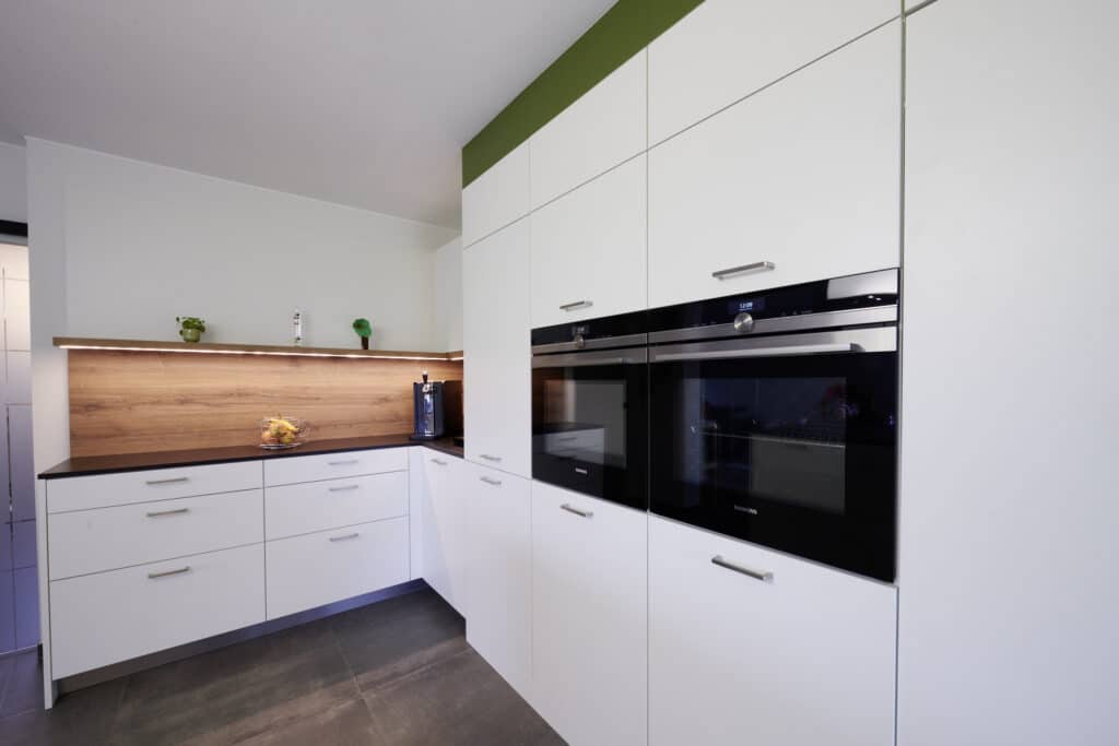 Armoires de cuisine en blanc avec four et cuiseur vapeur