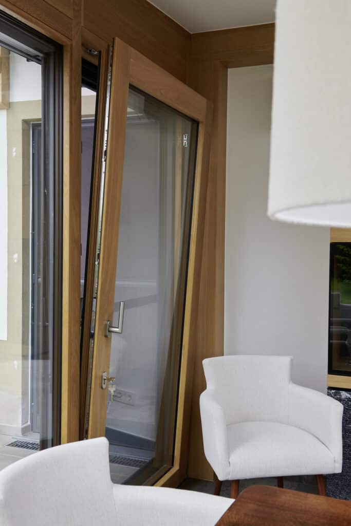 Fenster gekippt von innen. Fensterrahmen aus massivem Holz.