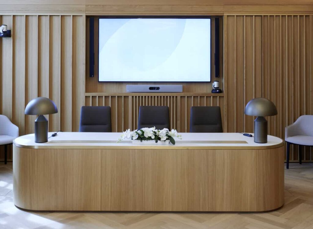 Ein runder Schreibtisch aus Holz. Wandverkleidung aus Holz