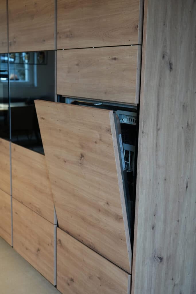 Détail d'un lave-vaisselle ouvert.